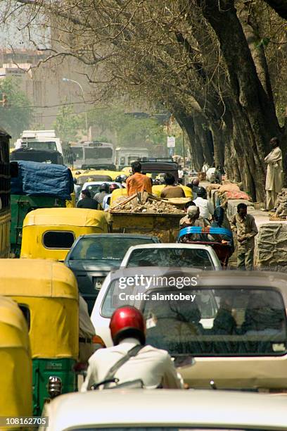 il traffico sull'alberata strada a nuova delhi, india - delhi foto e immagini stock