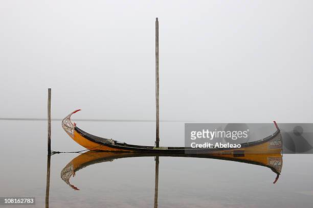 moliceiro en bote en el puerto de niebla estar - distrito de aveiro fotografías e imágenes de stock