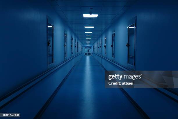 hospital corredor largo y oscuridad - empty hall fotografías e imágenes de stock