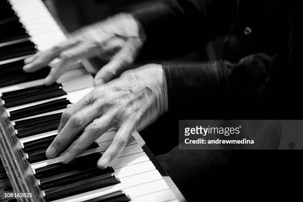 motion blur of hands playing piano, black and white - black and white hands 個照片及圖片檔