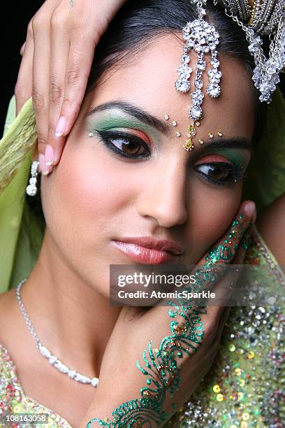 young woman in traditional indian dress and jewellery - indian bridal makeup stock pictures, royalty-free photos & images