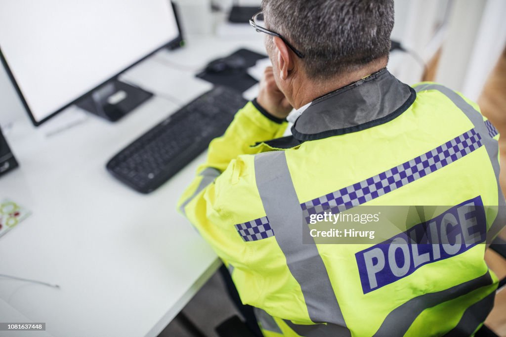 Traffic Warden sitzen vor der cimputer