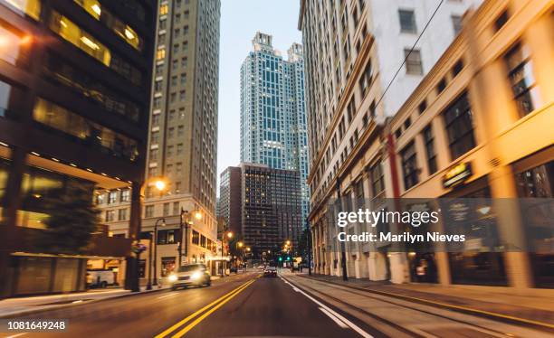 viajando a través de la ciudad al atardecer - perspectiva de un coche fotografías e imágenes de stock