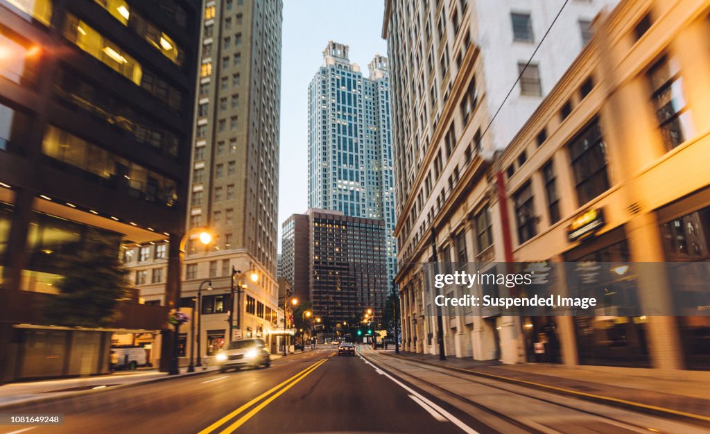 Voyageant à travers la ville au crépuscule