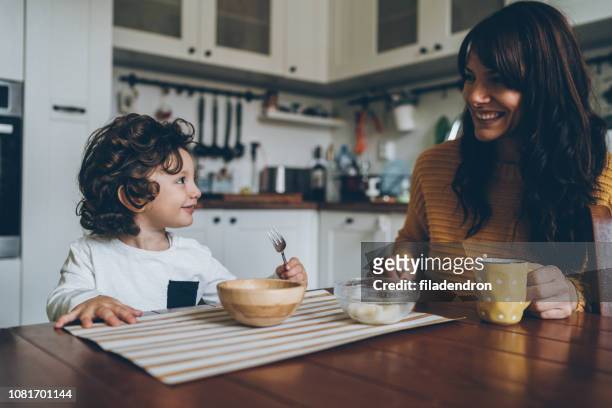 bambino e mamma sul tavolo - colazione bambini foto e immagini stock