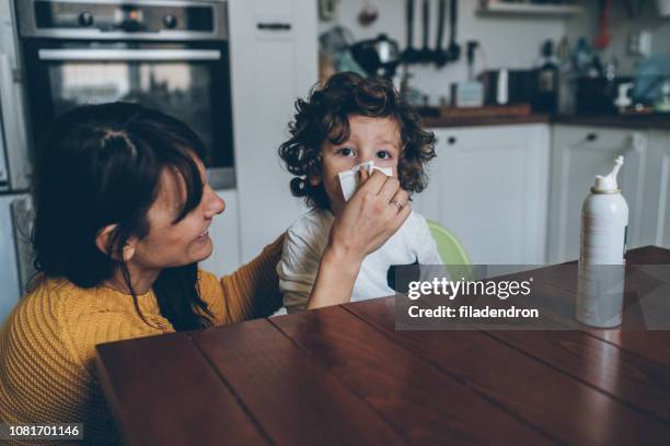 moeder helpen zoon te blazen zijn neus - snuit stockfoto's en -beelden