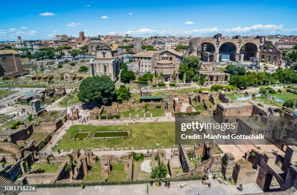 the roman forum from palatine hill with view of the remains of the house of the vestals, the via sacra, the antoninus and faustina temple and the temple of romulus; rome, italy, june 28, 2018 - foro romano foto e immagini stock