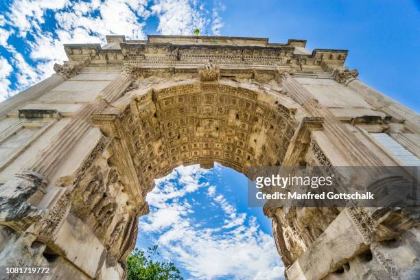 sculptured soffit of the axial archway of the arch of titus, a 1st-century ad honoriric roman arch on the via sacra leading into the roman forum, rome, italy, june 28, 2018 - arch of titus stock-fotos und bilder