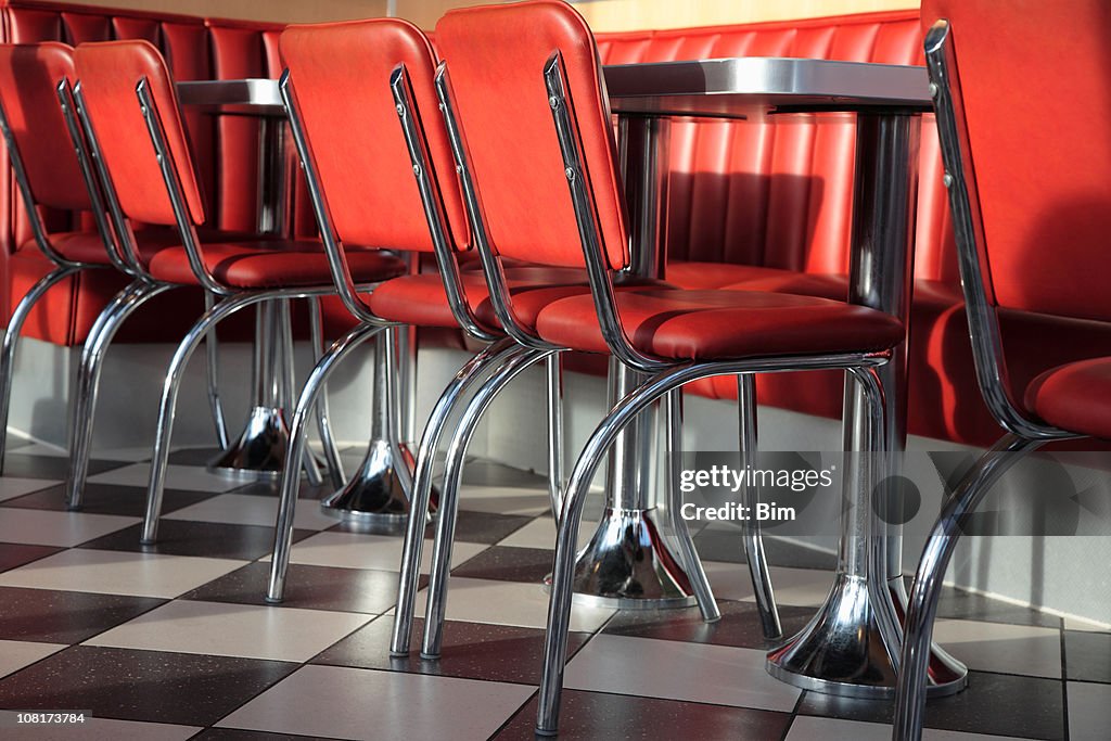 Des Tables et des fauteuils en cuir rouge du Restaurant de restauration rapide