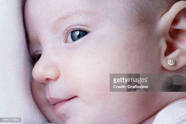 primer plano de niña bebé recién nacido - earring fotografías e imágenes de stock