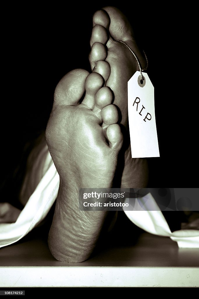 Las plantas de los pies con etiqueta de pulgar lectura "RIP", Sepia