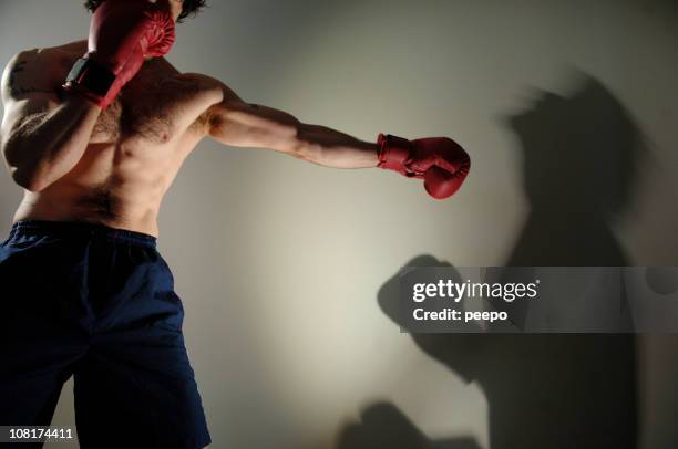 boxeador tocando el de sombra - fuera de combate fotografías e imágenes de stock