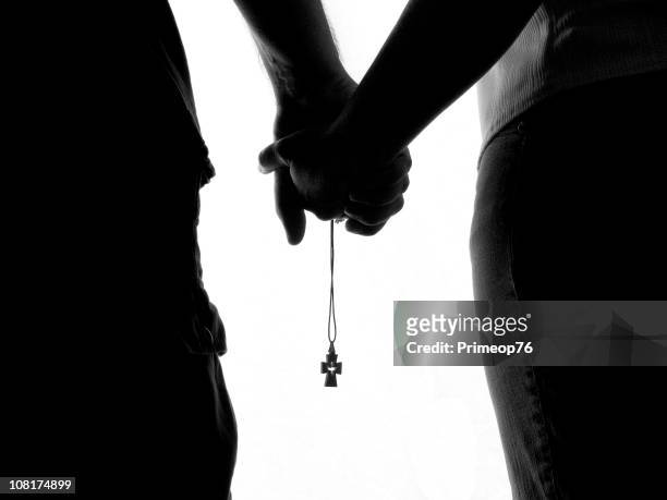 pareja sosteniendo las manos con collar de - manos entrelazadas fotografías e imágenes de stock