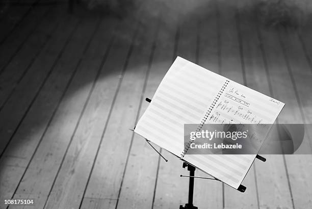 note musicali su base, bianco e nero - leggio-per-spartiti-musicali foto e immagini stock