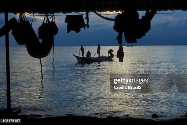 silueta de los pescadores en bote en sunrise - maracaibo fotografías e imágenes de stock