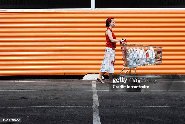 supermercato - spingere carrello foto e immagini stock