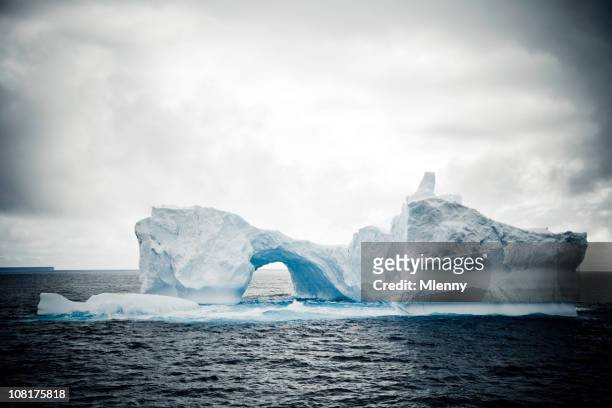 fantastische eisberg - mlenny photography stock-fotos und bilder