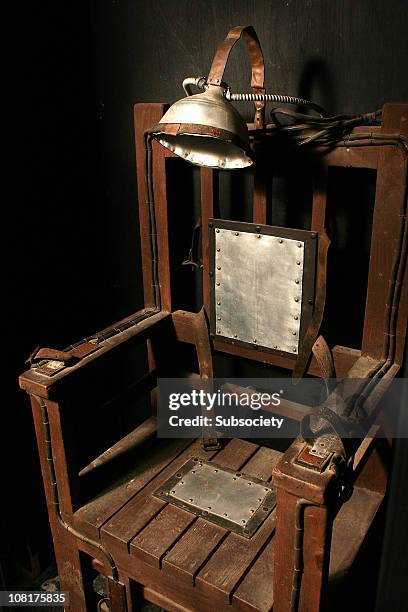 electric chair - electric chair stockfoto's en -beelden