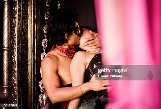 casal beijando apaixonadamente na club - fetichismo - fotografias e filmes do acervo