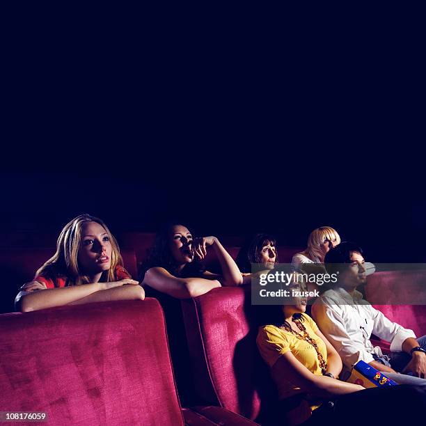 group of people in movie theater - bioscoopzaal stockfoto's en -beelden