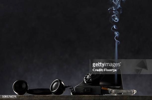 schwarz: vintage telefon und zigarette in aschenbecher auf dem tisch - aschenbecher stock-fotos und bilder