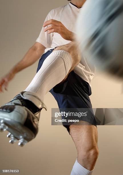 uomo di giocare a calcio - calcio a 5 foto e immagini stock