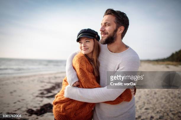 wandelen aan het strand - happiness stockfoto's en -beelden