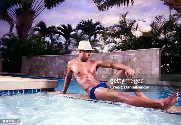 jovem relaxar na piscina - black men in speedos - fotografias e filmes do acervo