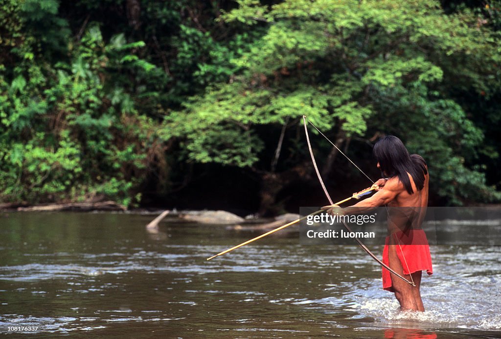 Indigenous homem pescando na Amazônia