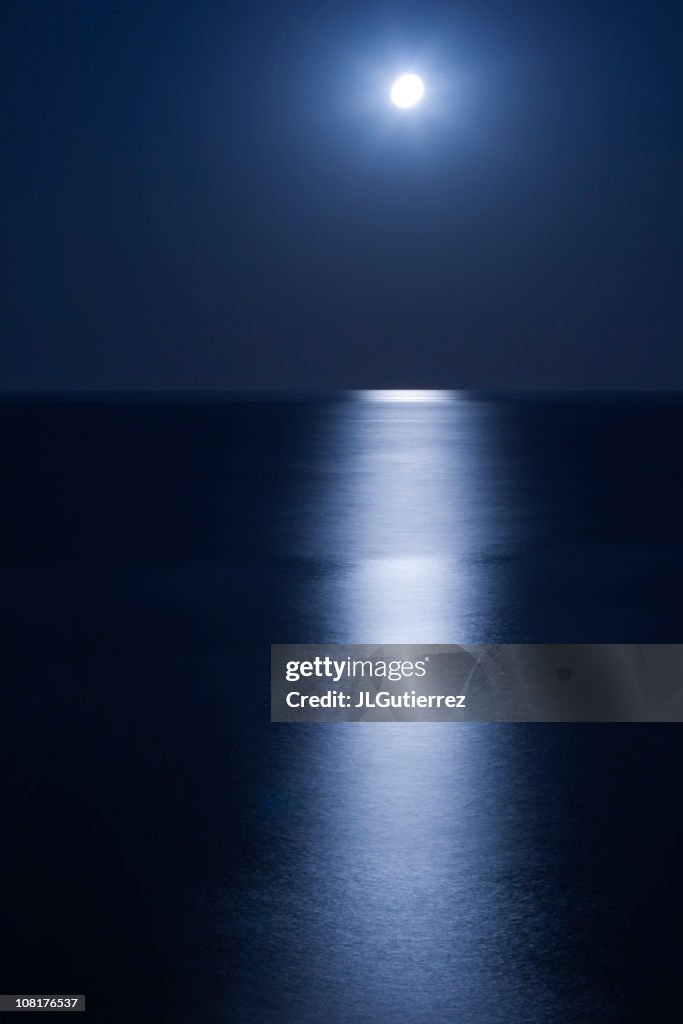 Chiaro di luna si riflette sull'acqua