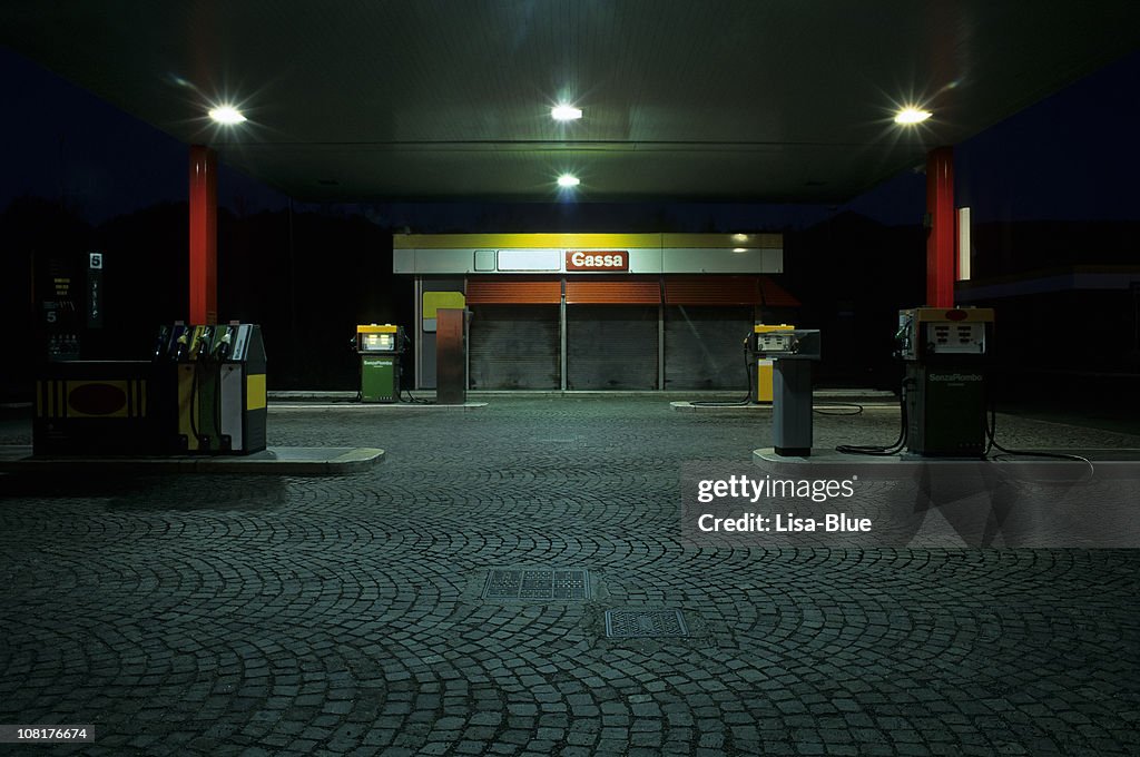 Estación de Gas vacía en la noche