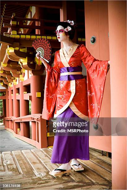 junge frau im geisha-outfit - geta sandal stock-fotos und bilder
