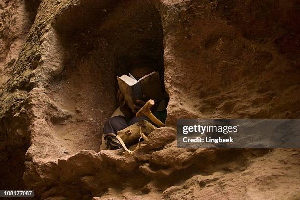 mann lesen bibel in lalibela, äthiopien - horn von afrika stock-fotos und bilder