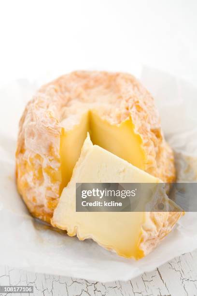 formaggio chevrot zeppa - cheese wedge foto e immagini stock