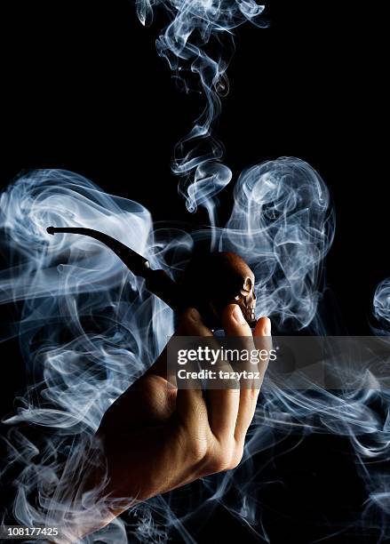 tubo para fumadores - sherlock smokes pipe fotografías e imágenes de stock