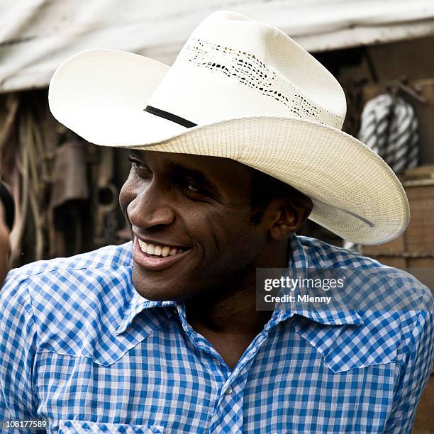 junge african- american mann tragen cowboyhut - cowboy models stock-fotos und bilder