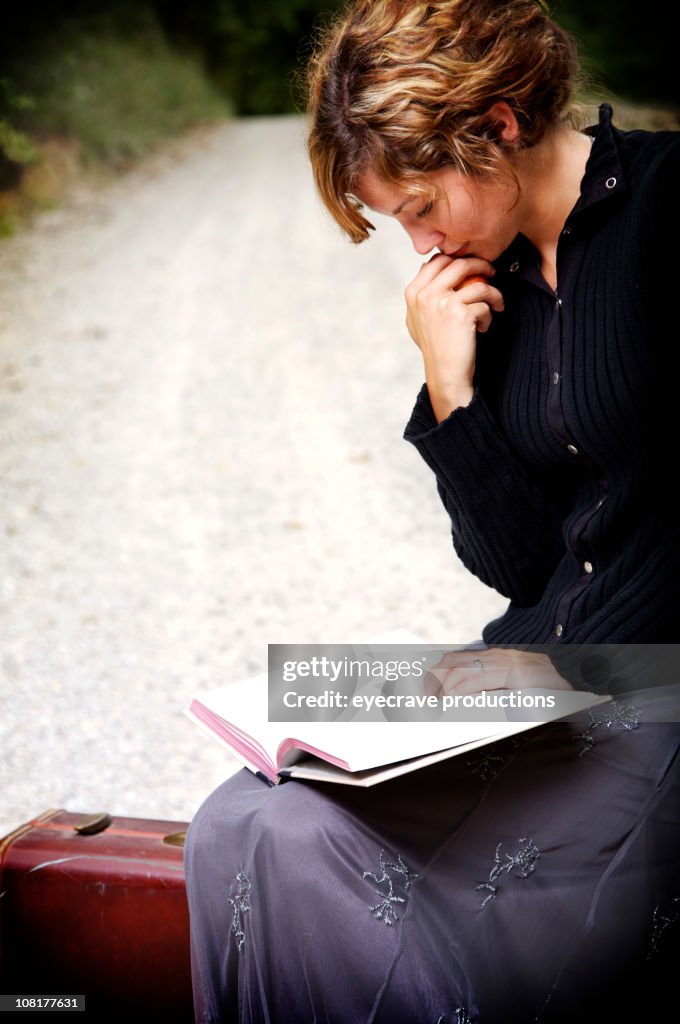 Ritratto di giovane donna lettura libro sulla Strada di campagna