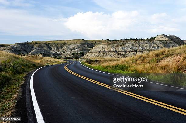 highway road through badlands - north dakota stockfoto's en -beelden