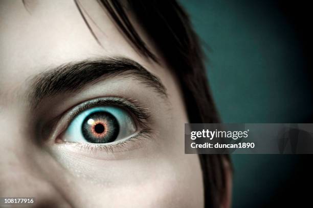 close-up de rapaz s eye com vermelho aluno - teenager staring imagens e fotografias de stock