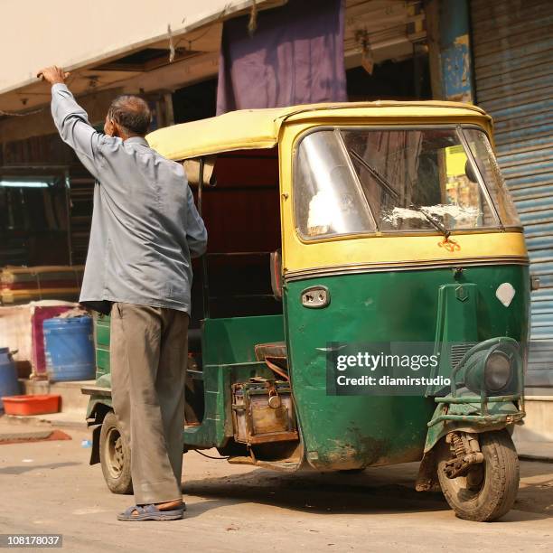 delhi, india. rickshaw auto - rickshaw fotografías e imágenes de stock