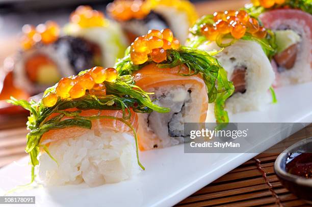 großes maki-sushi - sushi stock-fotos und bilder