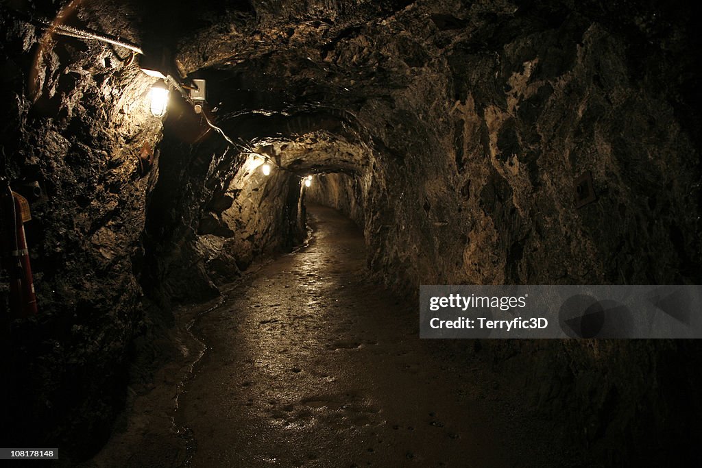 Sombre et Wet Sterling Hill Tunnel de Mine