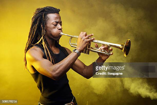 uomo di suonare la tromba nella fase - jazz musician foto e immagini stock