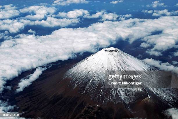 aerial photo of mount fuji - yamanashi stockfoto's en -beelden