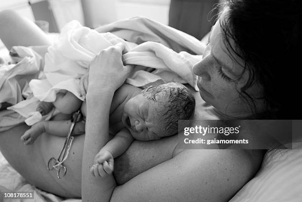 newborn baby yacer en madres después del nacimiento en el pecho - fórceps fotografías e imágenes de stock