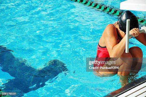 雌的な水泳のスタート - backstroke ストックフォトと画像