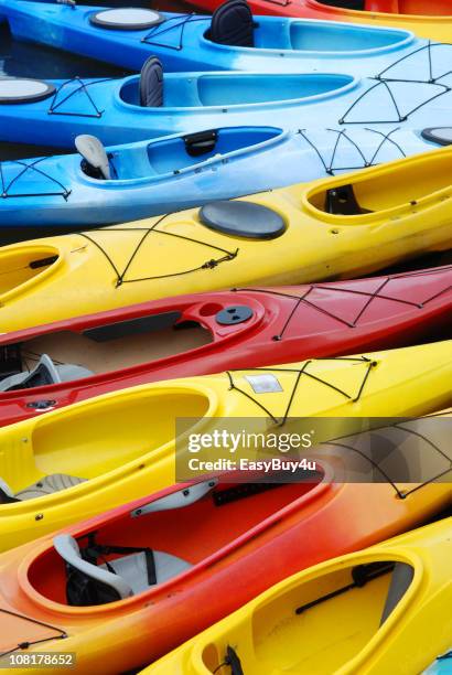 portrait of colorful kayaks in row - middelgrote groep dingen stockfoto's en -beelden