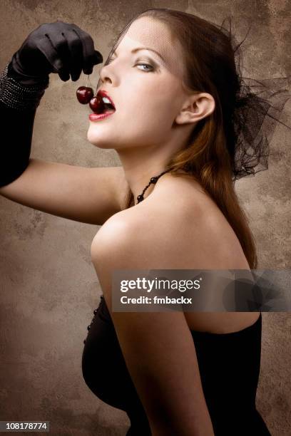 cherry veuve - paire de gants noirs photos et images de collection