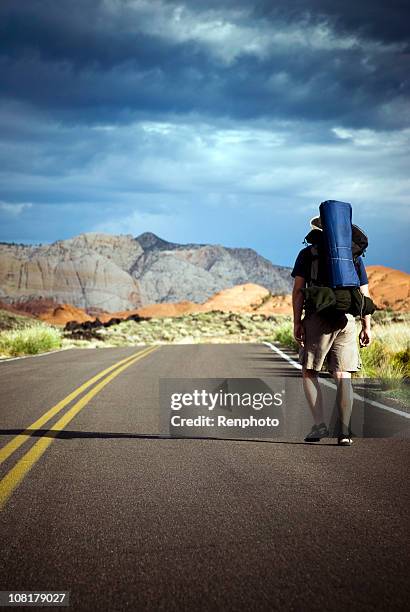 mochileiro de caminhada pela rua no sul do estado de utah - homeless person - fotografias e filmes do acervo