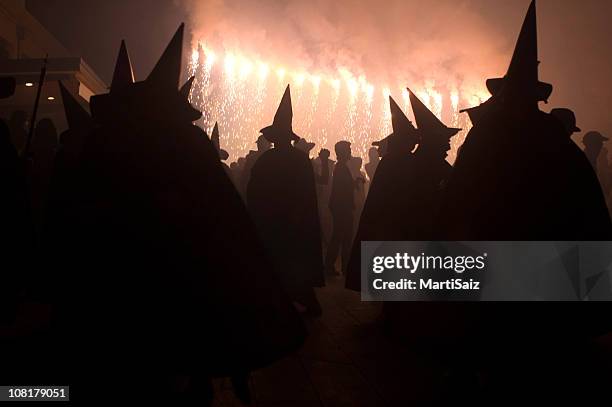 bruxas dançar na noite 2 - bruxa imagens e fotografias de stock